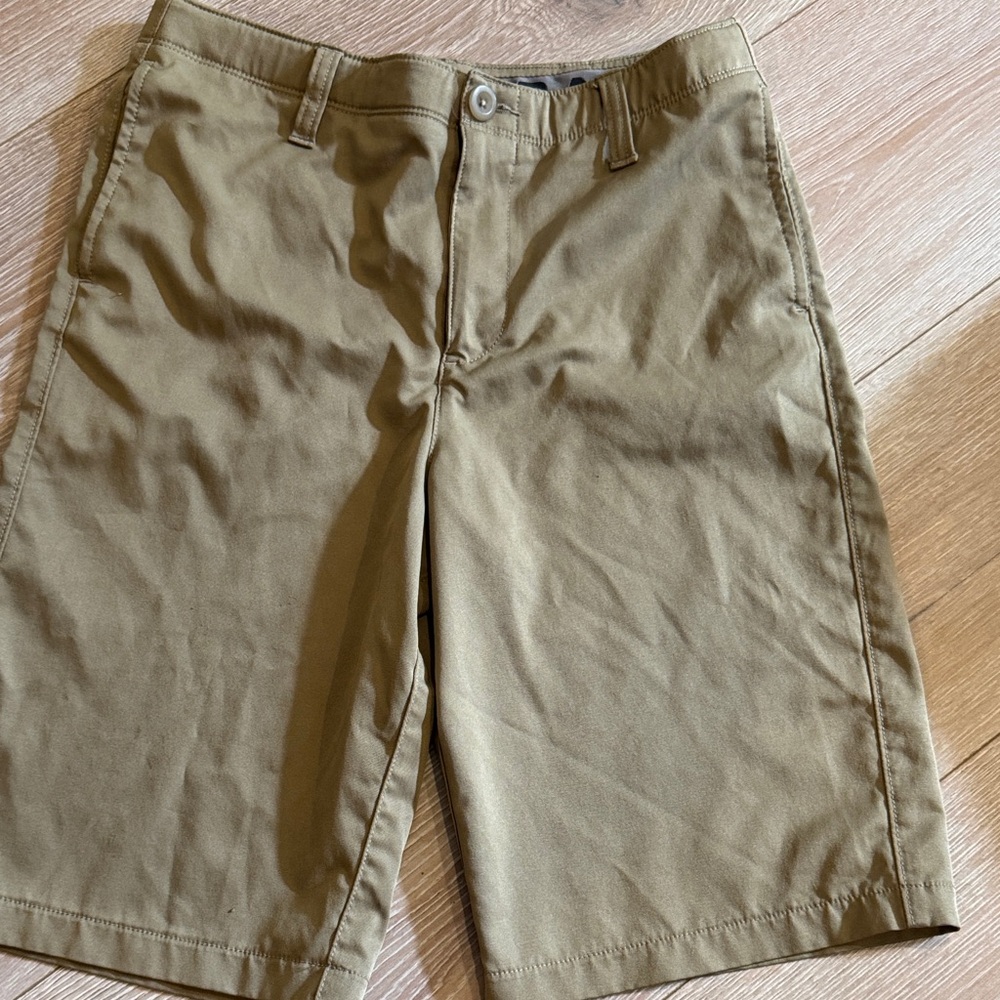 Under Armour Match Play Golf Khaki Flat Front Shorts boys 16